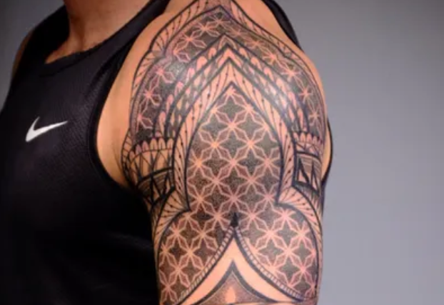 kola işlenmiş mandala tattoo